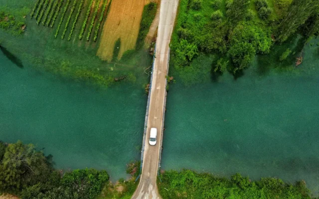 Automobil pe un pod rutier peste un râu