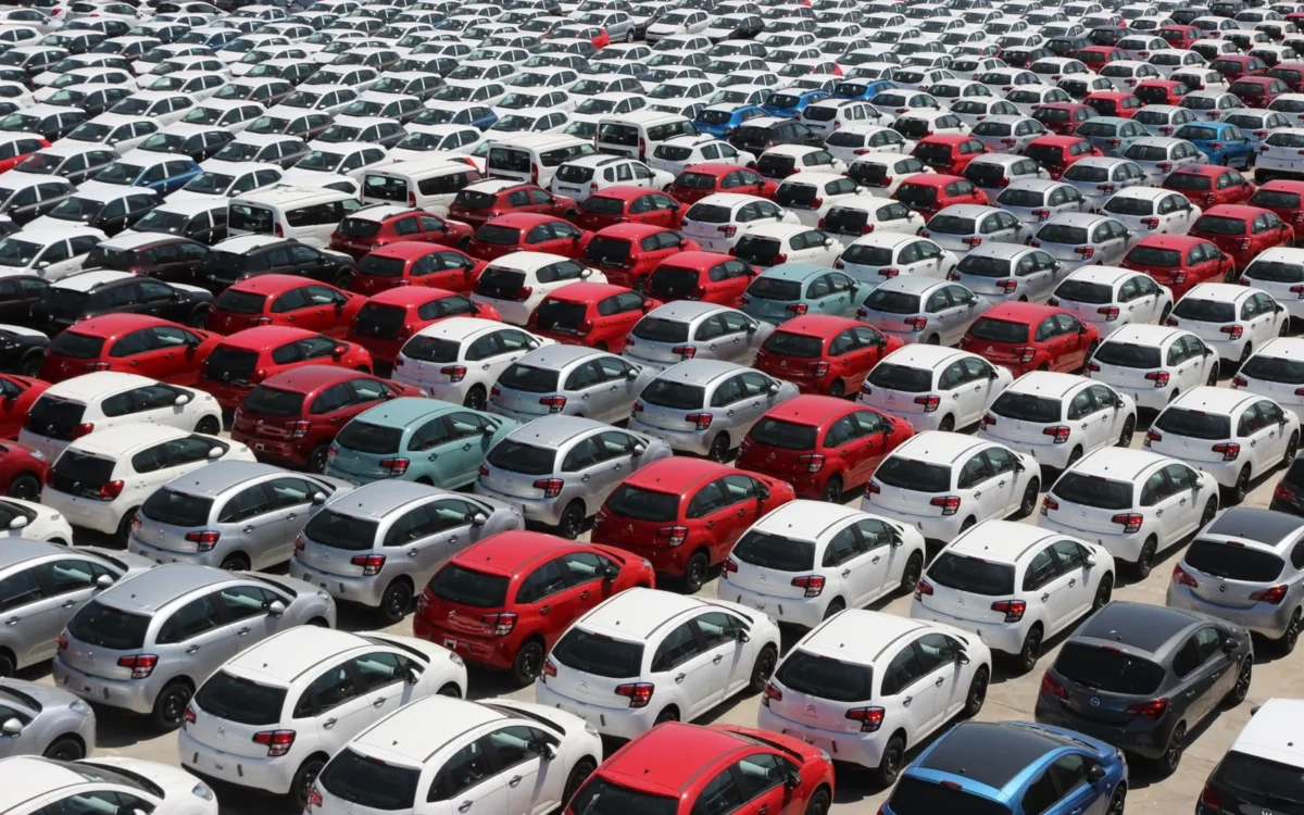 Autoturisme parcate în rânduri într-un lot exterior
