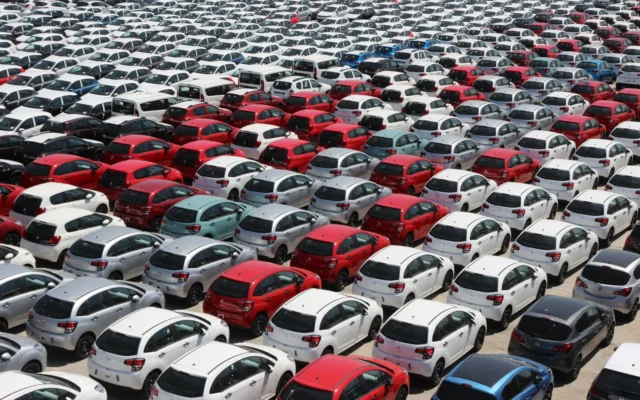 Autoturisme parcate în rânduri într-un lot exterior