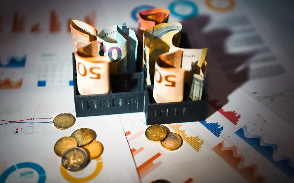 Bancnote și monede euro pe grafice financiare