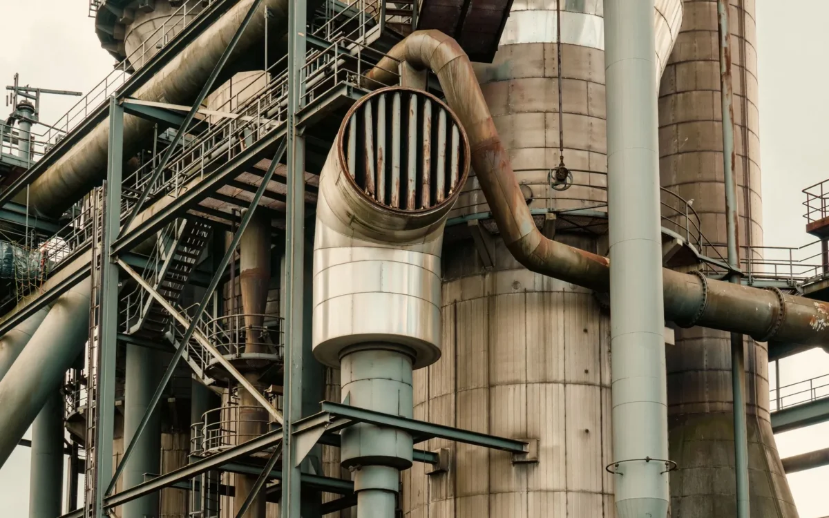 Conducte, scări și structuri metalice în exteriorul unei instalații industriale