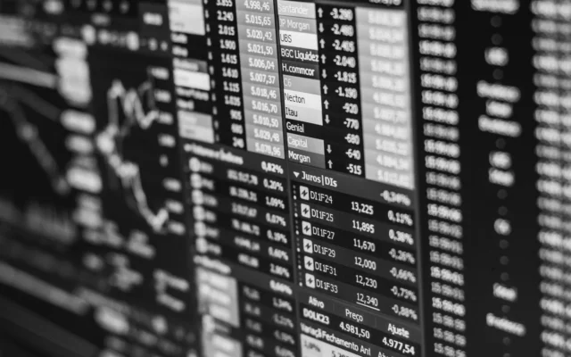 Date și grafice financiare pe un ecran în alb și negru
