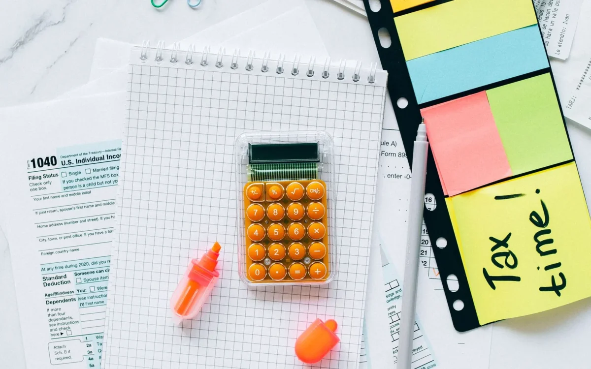 Documente și calculator pe o masă