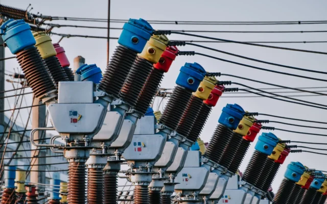 Echipamente electrice cu izolatoare, capete colorate și cabluri