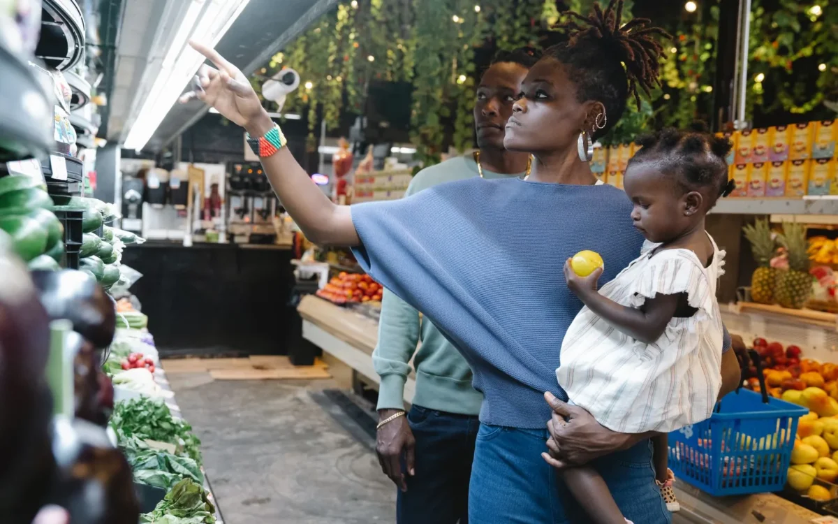 Familie alegând alimente într-un magazin