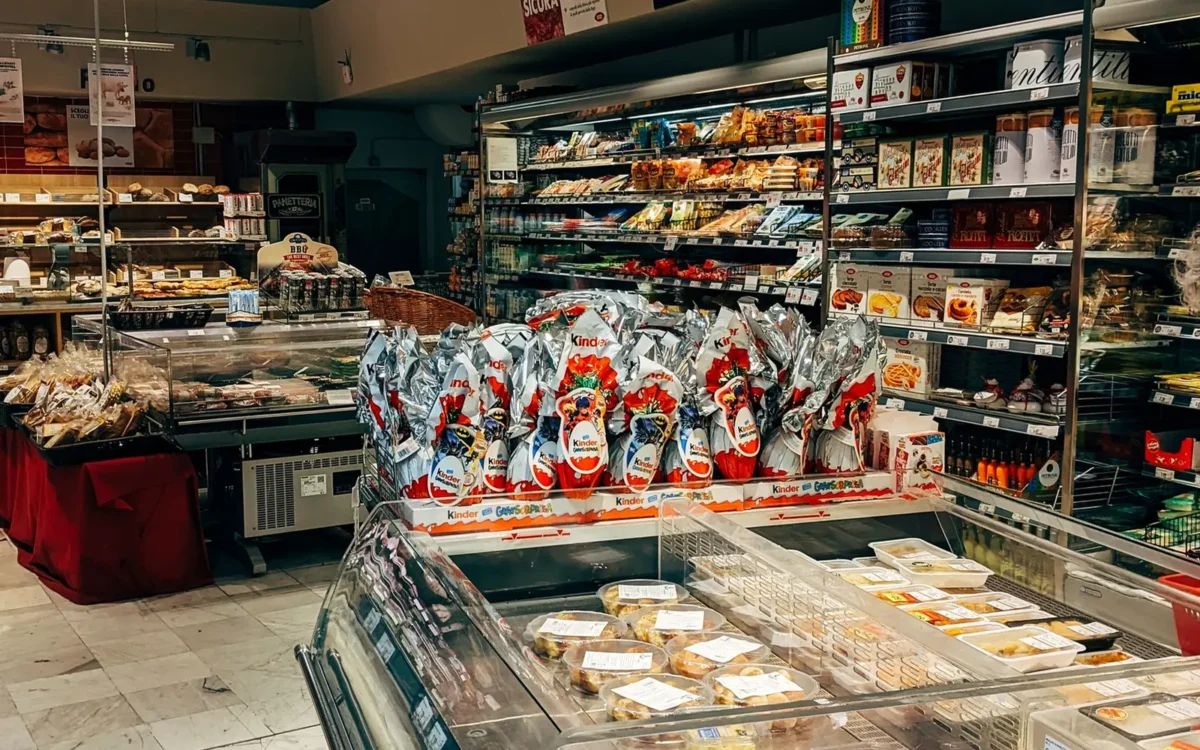 Rafturi cu produse alimentare într-un supermarket