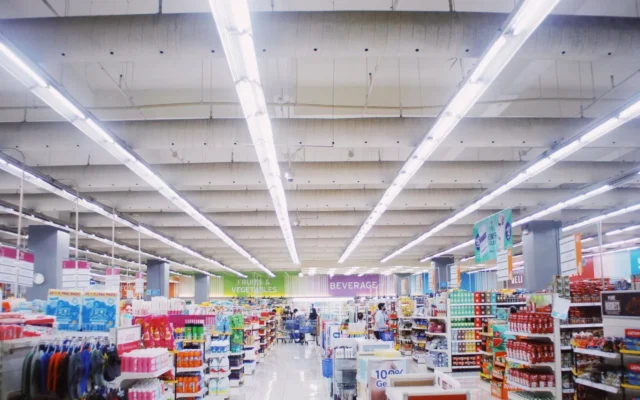 Rafturi cu produse într-un supermarket iluminat